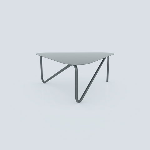 Triangular modern metal coffee table with sculptural legs in living room طاولة قهوة معدنية عصرية بشكل مثلث وأرجل نحتية في غرفة المعيشة